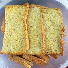 ขนมปังกรอบเนยน้ำตาล