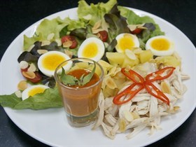 สลัดไก่ซอสมัสมั่น by แม่พลอย
