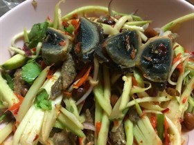 ยำมะม่วงไข่เยี่ยวม้า