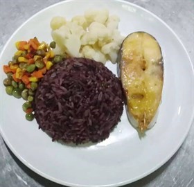ข้าวไรซ์เบอร์รี่ ปลาย่าง ผักรวม 