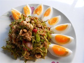 ยำถั่วพูน้ำพริกเผากับไข่ต้ม